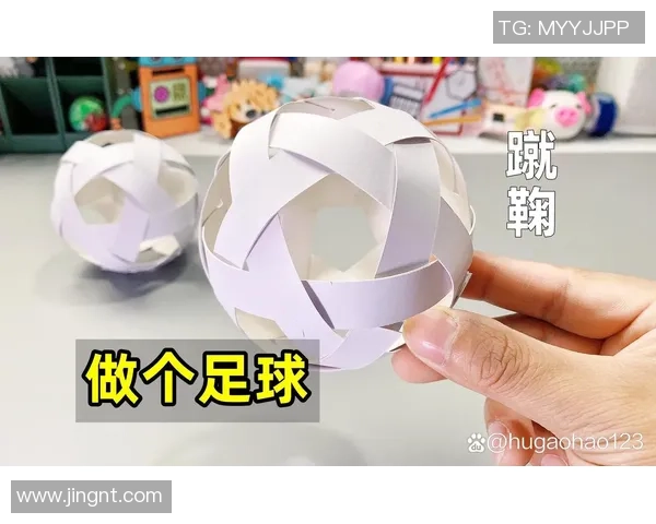 足球明星模型涂装艺术展示精美图片带你领略足球魅力与创意设计 足球明星模型涂装艺术展示精美图片带你领略足球魅力与创意设计