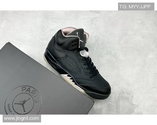 足球明星联名篮球鞋新款发布引领潮流运动时尚风潮