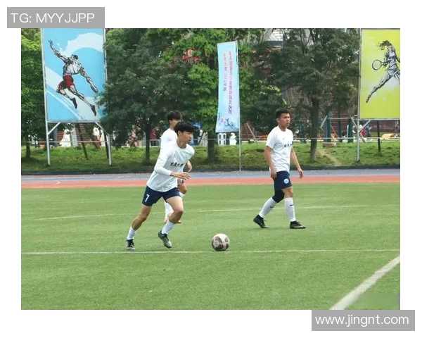 足球明星在球场的精彩自拍瞬间展现运动魅力与个人风采